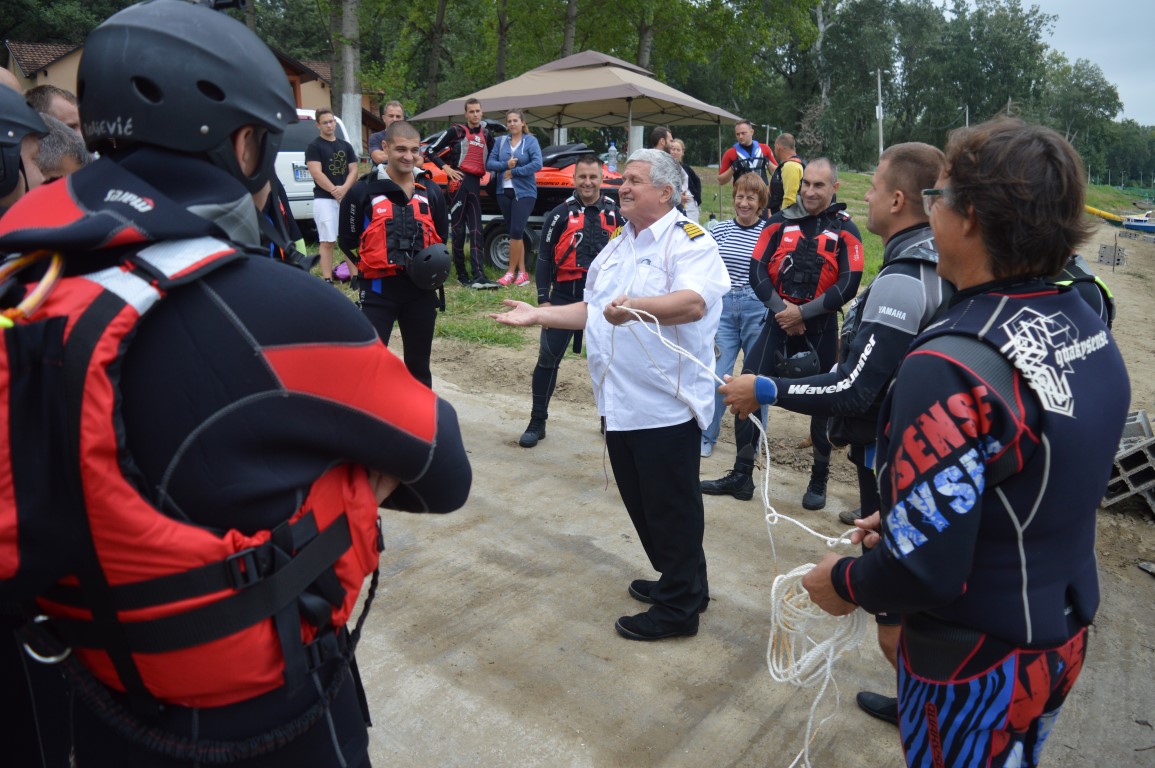 OBUKA PRIPADNIKA SEKTORA ZA VANREDNE SITUACIJE style=